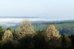 Wschodzące słońce rozprasza mgły tworzące się nad jeziorem każdego pogodnego ranka Wschodzące słońce rozprasza mgły tworzące się nad jeziorem każdego pogodnego ranka